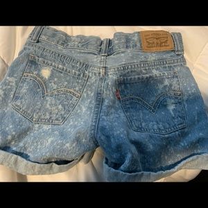 Gently worn girlfriend Levi shorty shorts
